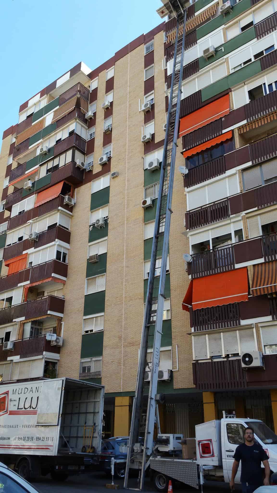 Alquilar una plataforma elevadora para bajar muebles por la terraza en Sevilla, Mairena, Montequinto y más