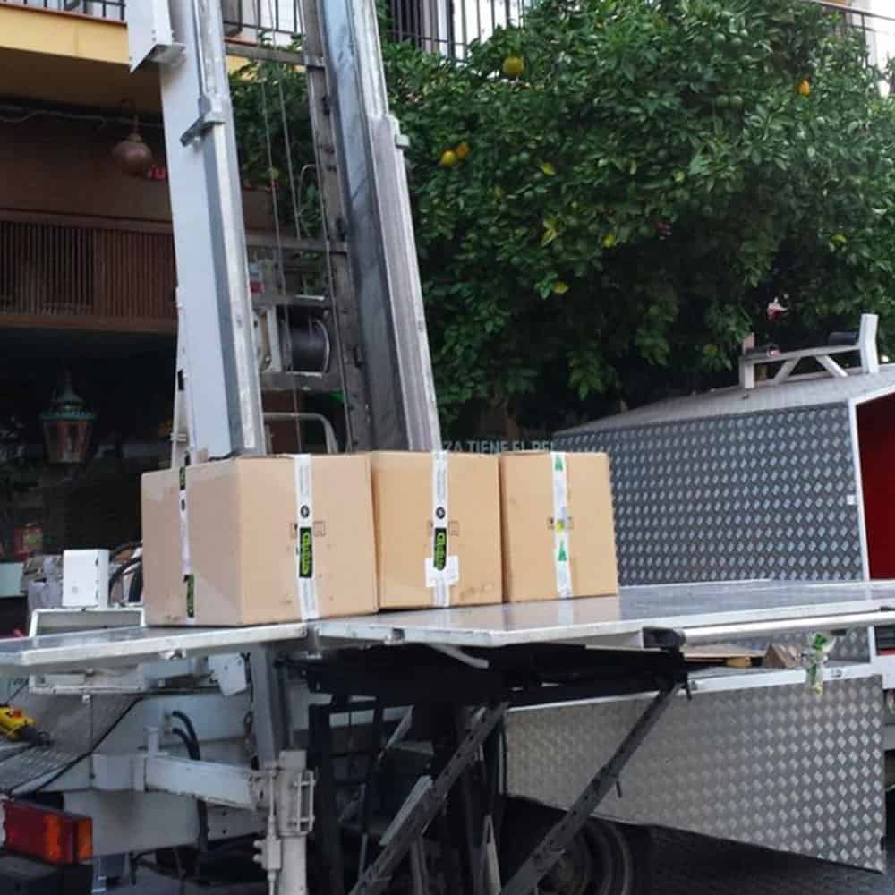Cuánto cuesta alquilar una grúa elevadora para hacer una mudanza en Sevilla