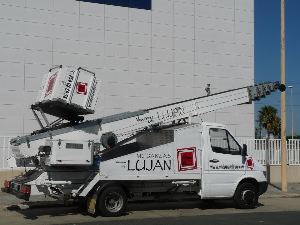 Empresa económica de alquiler de grúa elevadora para mudanzas en Sevilla